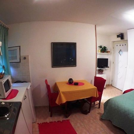 Mini Studio Apartment Split Exterior photo