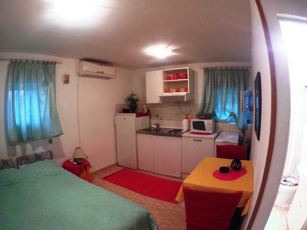 Mini Studio Apartment Split Exterior photo