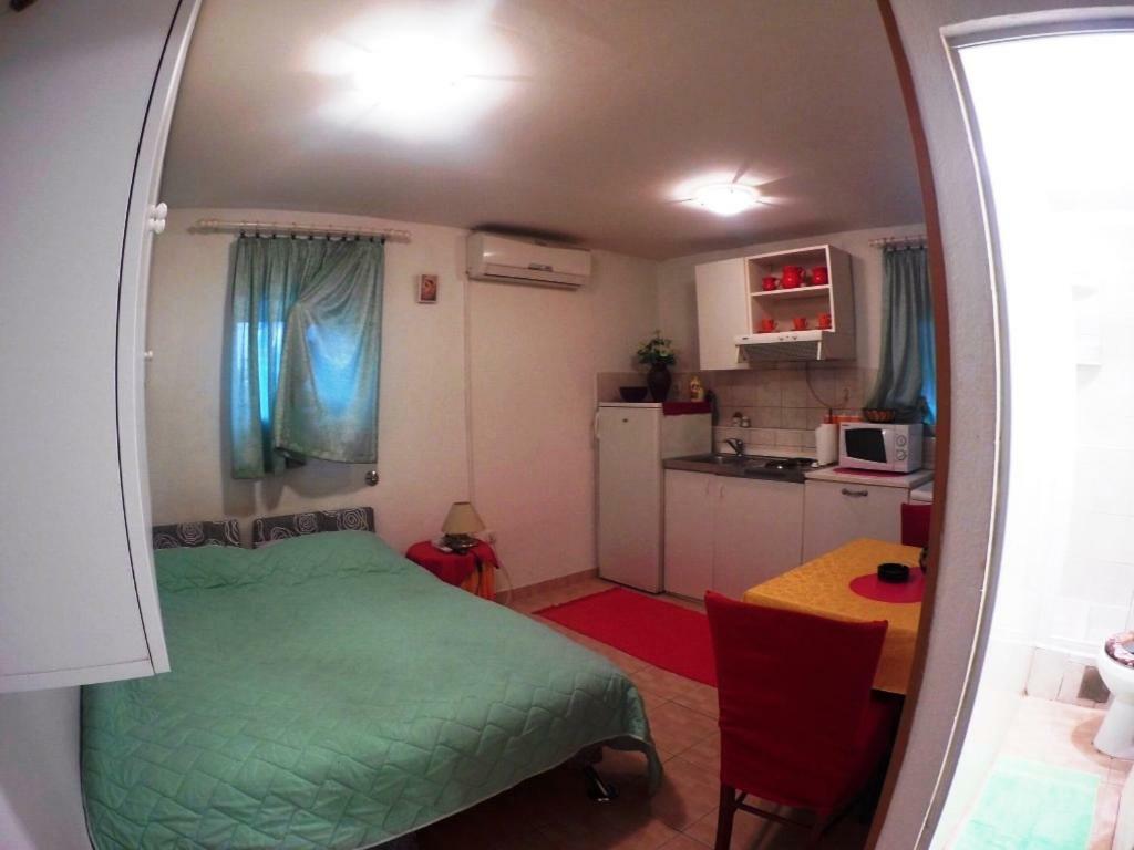 Mini Studio Apartment Split Exterior photo