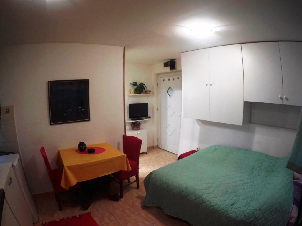 Mini Studio Apartment Split Exterior photo