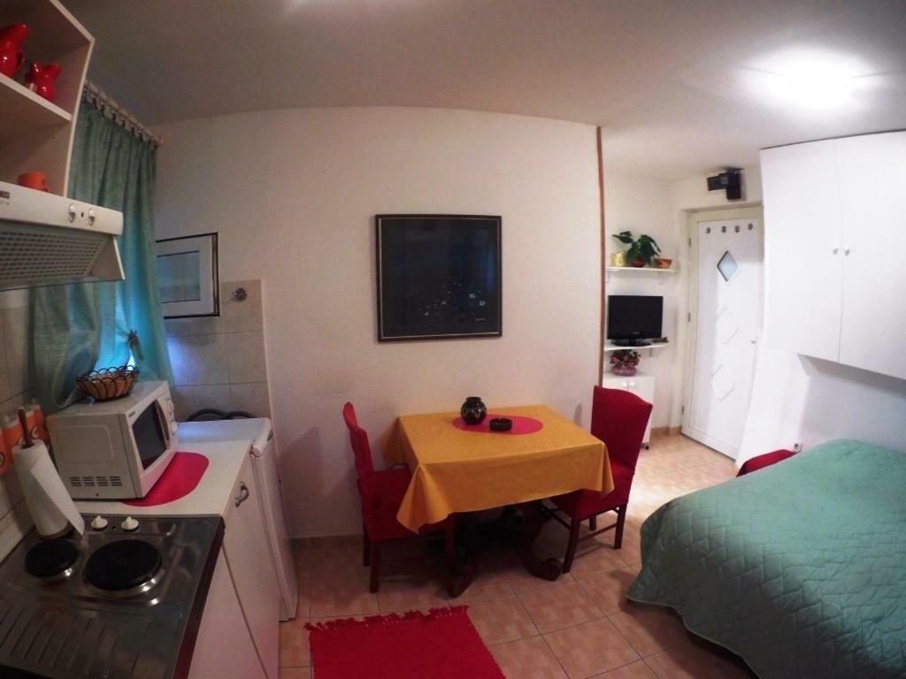 Mini Studio Apartment Split Exterior photo